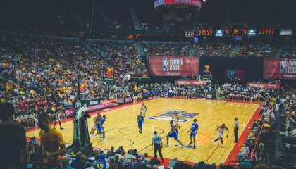 Jiu You-最佳瞬间：王强压哨三分点燃全场！