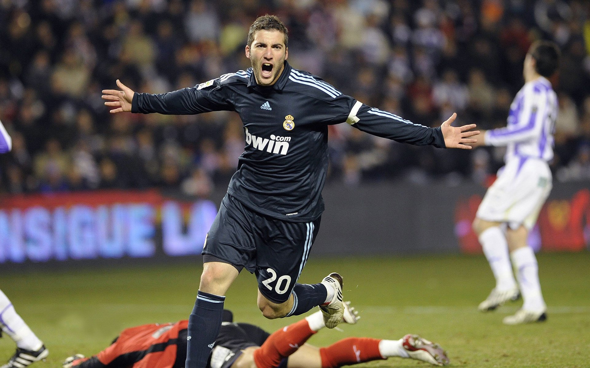 【防守反击】马克·塞尔比的“铁墙”战术策略拆解，马克·塞尔比的球风